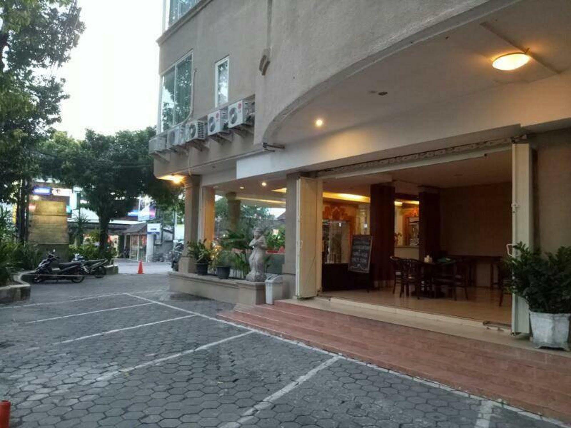 Reddoorz @ Raya Kuta Otel Kuta Lombok Dış mekan fotoğraf